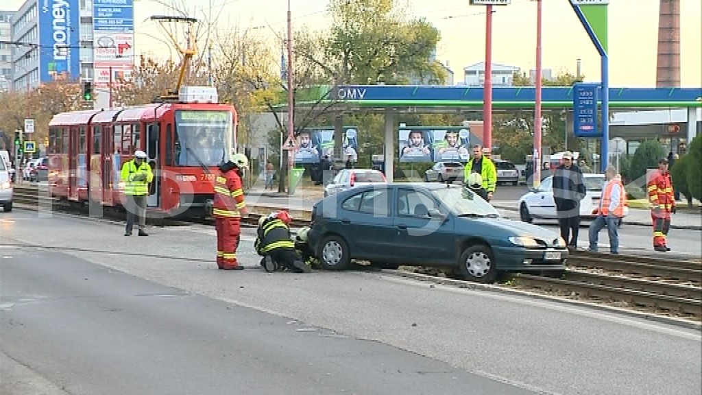 Vlak_nehoda_električka_auto